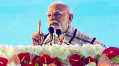 असम दौरे पर PM मोदी, जनसभा के दौरान मां की तस्वीर देखकर हुए भावुक