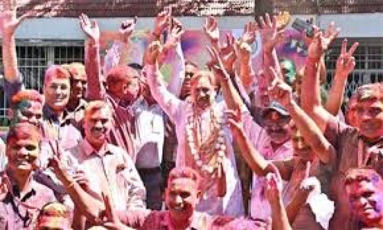 *मुख्यमंत्री निवास में होली के रंगों की बौछार: मुख्यमंत्री श्री विष्णु देव साय ने अधिकारियों-कर्मचारियों संग खेली होली*