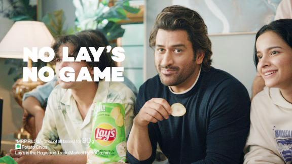 लेज के नए कैंपेन &lsquo;नो लेज, नो गेम&rsquo; के लिए धोनी ने फैन्स को दिया सरप्राइज होम विजिट